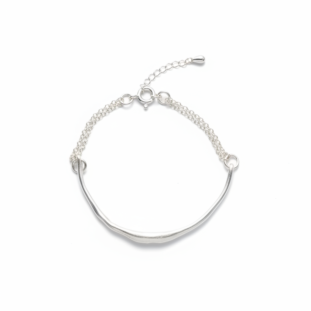 Still flat lay pulseira prata fundo branco